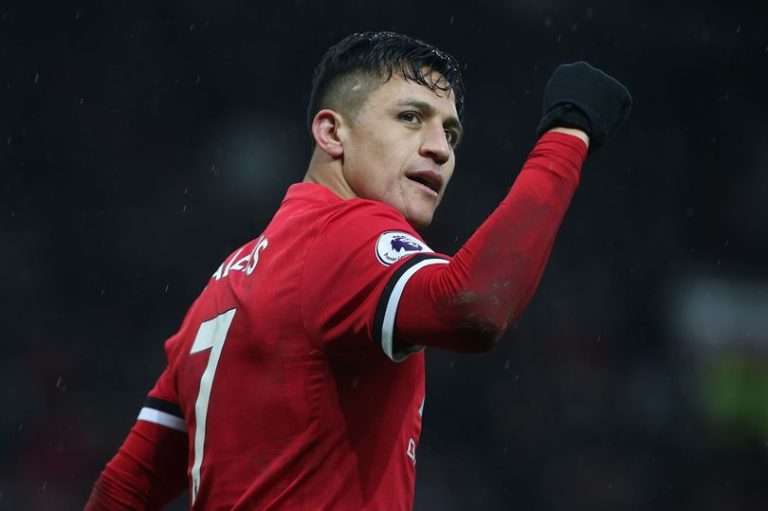 Alexis Sánchez volvió a la titularidad con una asistencia en el triunfo como visitante del Manchester United