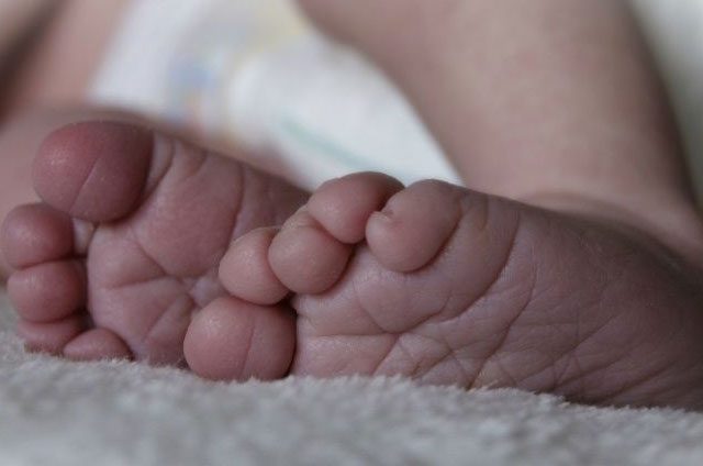 Escabroso hallazgo de un bebé que falleció con gusanos en su pañal