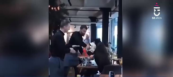 No aguantaron los malos tratos: Dos garzones le tiraron un tortazo en la cara a clientas