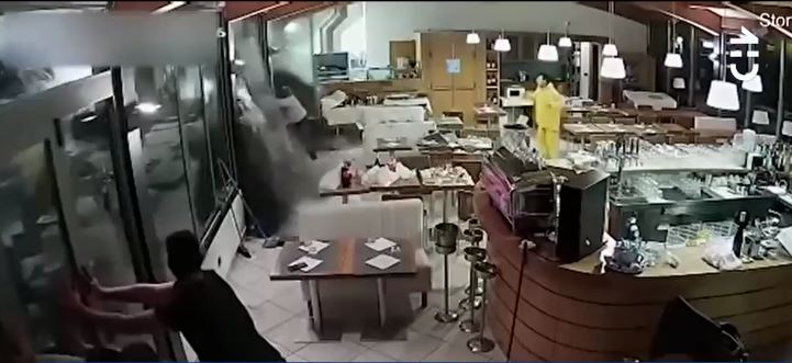 El mar entró con toda su fuerza: Temporal dejó impresionante imagen en restaurante de Italia