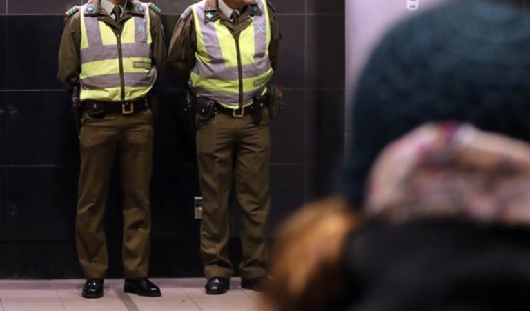 Carabineros golpearon a 2 sujetos para robarles cigarros, un celular, cervezas y una billetera con 6 mil pesos