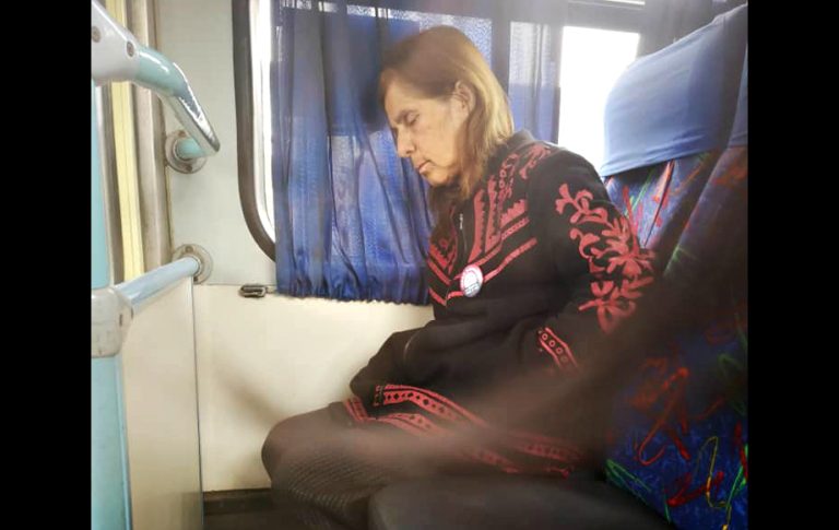 Chofer de micro maneja junto a su señora todos los días: Ella padece Alzheimer y no tiene con quién dejarla