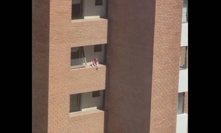 Grave descuido: Niña síndrome de Down estuvo a punto de caer desde un edificio