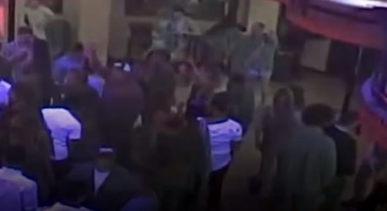 Era inocente: Mujer pensó que un hombre le había tocado el trasero y le aplicó una llave de estrangulamiento