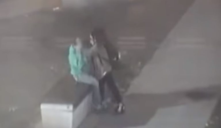 Mujer fingió desmayo para evitar ser detenida por la policía tras agredir a su pareja