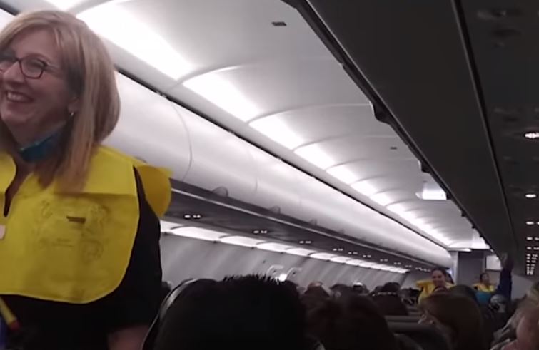 “Si usted decide bajarse, no podrá volver”: Curiosa instrucción de seguridad en un avión comercial se viralizó en redes sociales