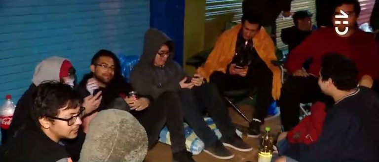 Fanáticos de la tecnología llevan una semana durmiendo en la calle a la espera de ansiada venta de bodega