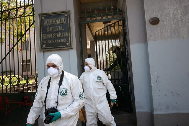 Arresto domiciliario total: Dictaminan la más alta medida cautelar para alumnos que lanzaron bombas molotov a Carabineros