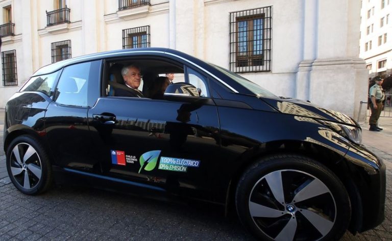 La electromovilidad llega a La Moneda: Gobierno ocupará 6 BMW eléctricos con autonomía de hasta 300 kilómetros