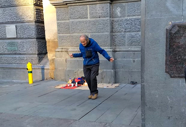 Anciano de 90 años se ve obligado a ganarse la vida saltando la cuerda en la Plaza de Armas de Santiago