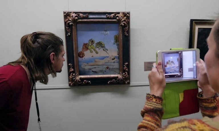 Intentó sacarse una selfie en un museo y terminó dañando importantes obras de Goya y Dalí