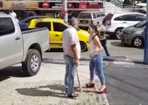 Esposo infiel frustró inminente ataque de su iracunda y engañada esposa cegada por la rabia