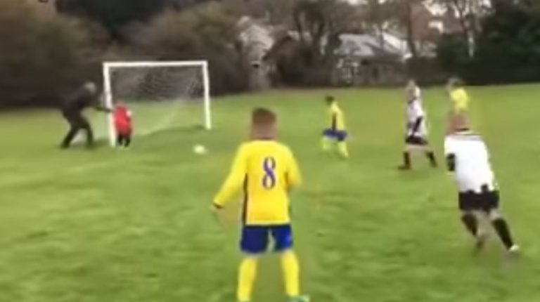 Cuidado con la cara: Padre empujó a su hijo para que atajara gol en su debút como arquero