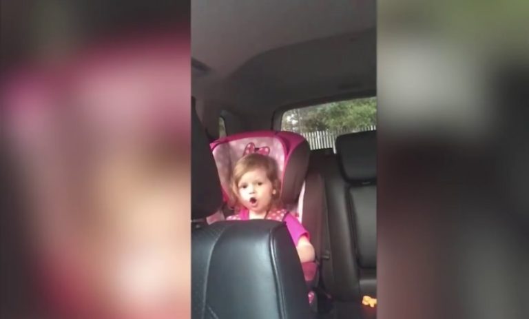 Pequeña fan de Queen sorprende cantando a la perfección Bohemian Rhapsody