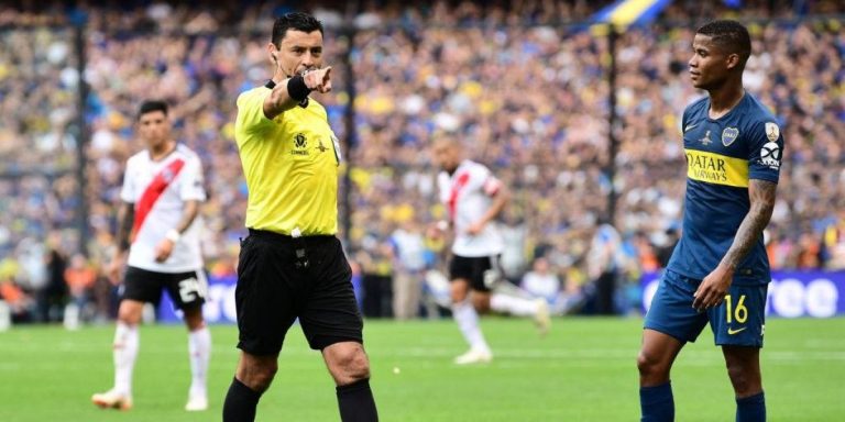 Nadie habló de Roberto Tobar: El brillante desempeño del mejor árbitro chileno en la final de la Libertadores