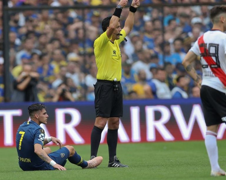 Se enojó parece: El feo insulto de atacante de River a Roberto Tobar y que el chileno no habría oído