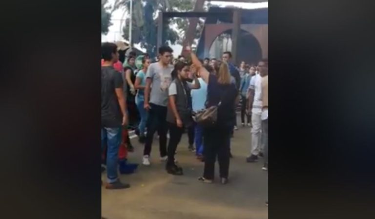 Con cinturón en mano: Madre que fue a buscar a su hijo durante protesta estudiantil se convirtió en viral