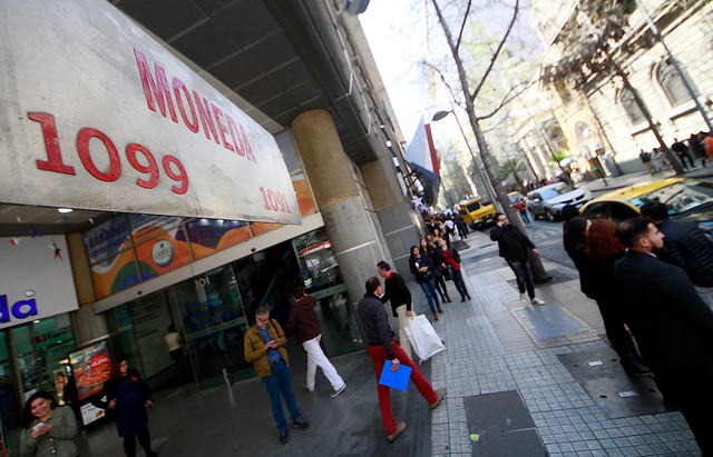 Solo con delantal: Trabajadores de una tienda en pleno centro de Santiago atenderán totalmente desnudos este martes