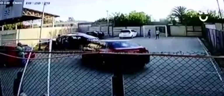 Hombre que aprendía a manejar retrocedió el auto a toda velocidad en cancha de baby futbol: Había niños jugando
