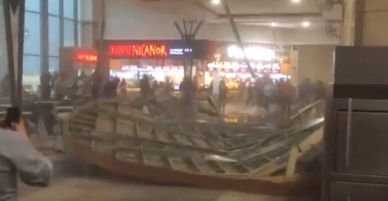 Grabaron caída de techo en el patio de comidas del Florida Center