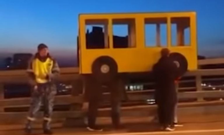 Se disfrazaron de micro: Intentaron burlar a la policía para transitar por puente prohibido para peatones