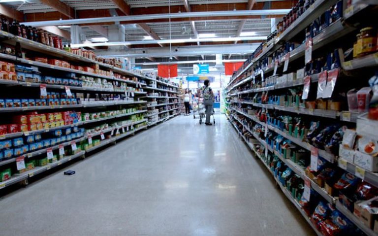 “No tenemos la culpa”: El mensaje de una empaquetadora de supermercado a los clientes que reclaman