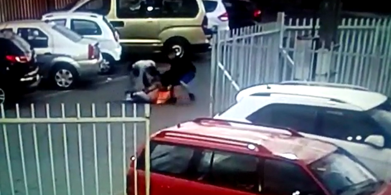 Pareja chilena propina brutal golpiza a una acomodadora de autos peruana en Renca