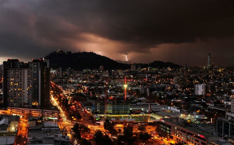 Onemi advierte sobre posibles tormentas eléctricas para esta tarde: Declaró Alerta Temprana Preventiva en Santiago