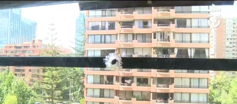 Vecinos de Las Condes señalan estar aterrados por disparos que han alcanzado a sus departamentos