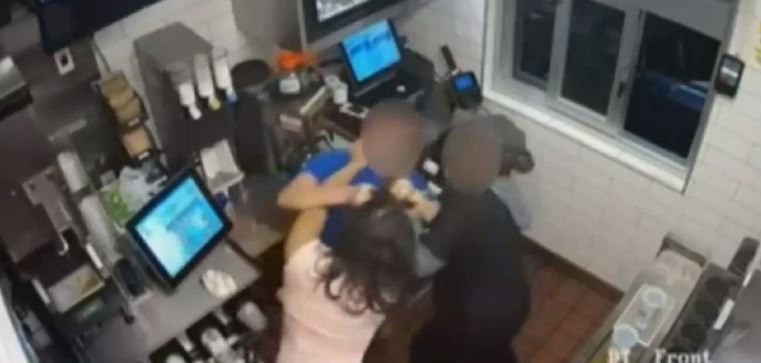 ¡Exijo mi bolsita de kétchup!: Al igual que chileno, mujer pidió a gritos que le dieran la salsa a base de tomates