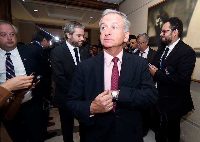 “Solo inició respondiéndole a un hombre”: Acusan a Felipe Larraín de ser machista con una periodista