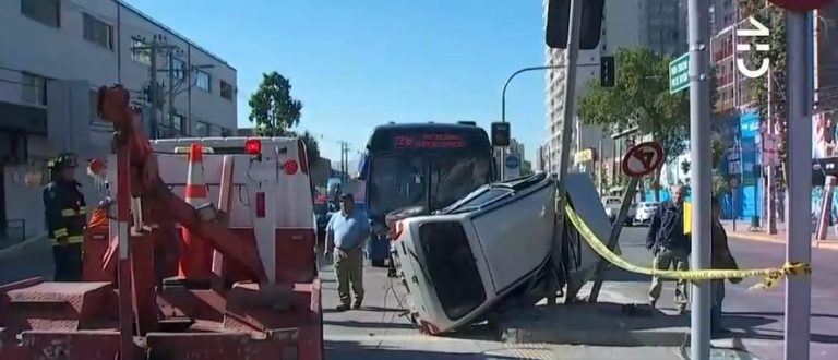 Conductor salió totalmente ileso tras protagonizar accidente de película en avenida Vicuña Mackenna