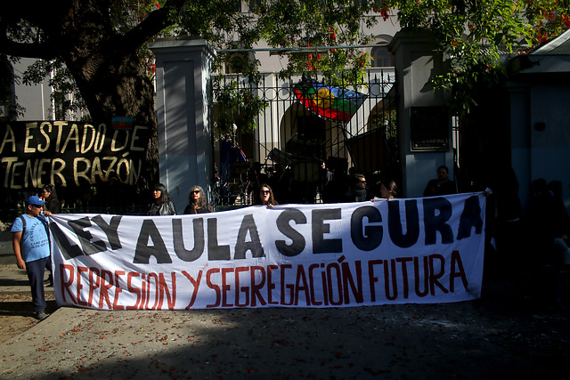 Apoderados y alumnos del INBA protestaron contra proyecto de Convivencia Escolar