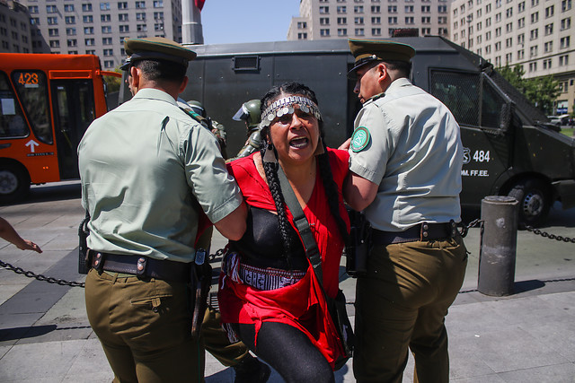 “Piñera, asesino de nuestro hermano”: Manifestantes protestaron frente a La Moneda tras muerte de comunero mapuche