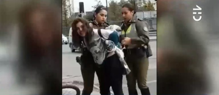 “Si no nos quieres pasar tu carné te vas detenida”: Ciclista arrestada denunció uso excesivo de fuerza