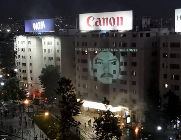 “Emocionante e impactante”: Proyectaron rostro de Camilo Catrillanca en edificio de Plaza Italia