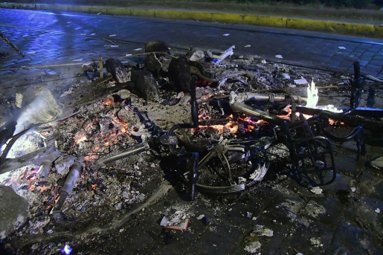 Destruyeron y quemaron bicicletas Mobike para usarlas como barricadas