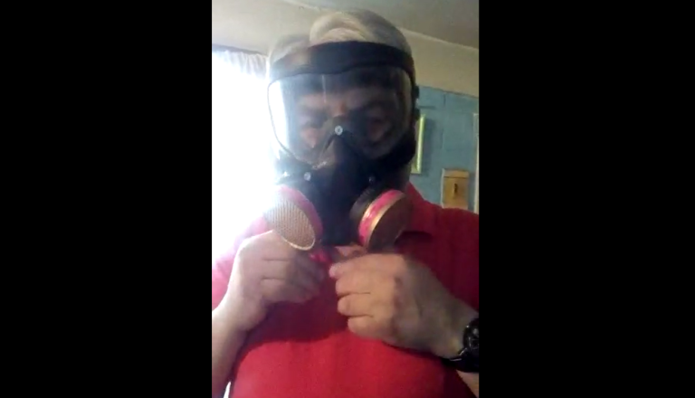 Guardia del Parque Bustamante se tuvo que fabricar una máscara antigases: 