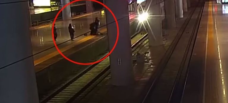 Pésima broma: Mujer se tiró a las vías del tren para asustar a su pareja, pero a nadie le causó gracia