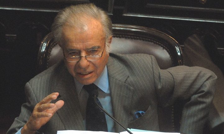 Carlos Menem fue autorizado por la PDI a ingresar a Chile para ver a su hijo Máximo