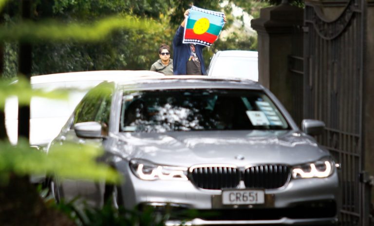 Funan Piñera: Manifestantes despliegan banderas mapuches durante visita del mandatario a Nueva Zelanda
