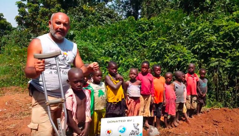 Chileno invirtió todos sus ahorros para instalar pozos que entregan agua limpia a familias de Uganda