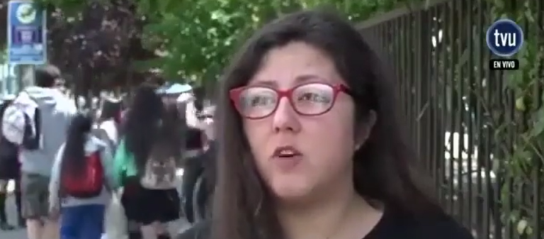 Insólito: Estudiantes tuvieron feroz pelea justo cuando apoderada daba entrevista sobre convivencia escolar