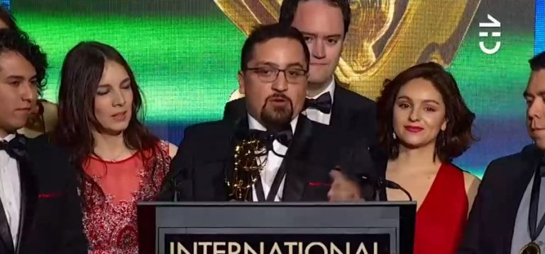 Director de serie chilena que ganó un Emmy envió saludo a la familia de Camilo Catrillanca en plena premiación