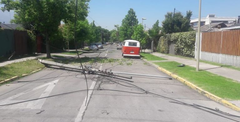 Vecinos de Las Condes podrían pasar hasta 12 hora sin luz eléctrica tras choque entre camiones