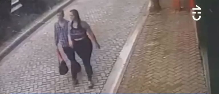 Reacción felina: Hombre salvó a su pareja de morir atropellada gracias a su rápido actuar