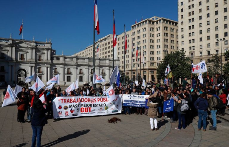 Funcionarios públicos anunciaron paro indefinido a partir de este lunes: No hay acuerdo por el reajuste salarial