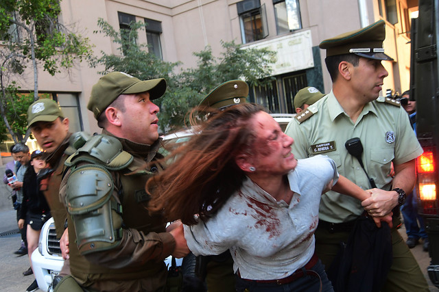 Secundarios denuncian que carabineros golpearon y desnudaron a ex vocera de la Aces