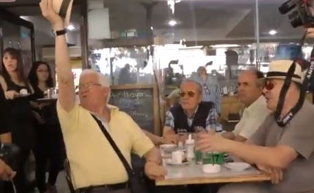 Funan a ex agente de la CNI sorprendido tomando café en Providencia