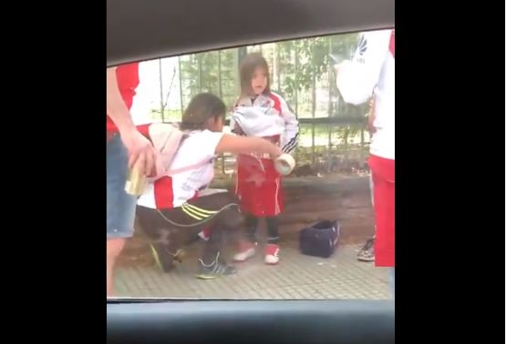 Copa Libertadores: Madre pega bengalas en el cuerpo de su hija